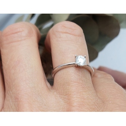 SORTIJA BRILLANTE 0.49 CT. EN GARRAS