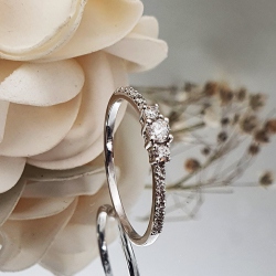 SORTIJA ORO BLANCO 18 KT. BRILLANTES
