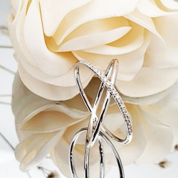 ANILLO CRUZADO DE ORO BLANCO Y DIAMANTES