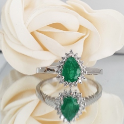 SORTIJA ORO BLANCO 18 KT. ESMERALDA EN TALLA PERA