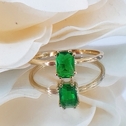 ANILLO ORO AMARILLO 18 KT. CON ESMERALDAEN TALLA RECTANGULAR