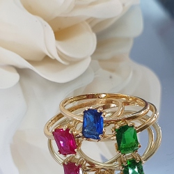 ANILLO ORO AMARILLO 18 KT. CON ZAFIRO EN TALLA RECTANGULAR