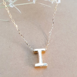 COLGANTE I INICIAL CON DIAMANTE