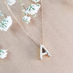 COLGANTE INICIAL "A" CON DIAMANTE