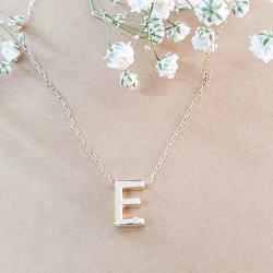 COLGANTE INICIAL "E" CON DIAMANTE
