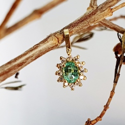 COLGANTE ORO 18 KT. ESMERALDA NATURAL Y CIRCONITAS
