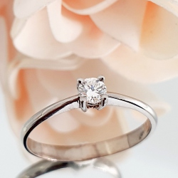 SORTIJA ORO BLANCO 18 KT. BRILLANTE 0.25 CT.