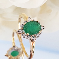 SORTIJA ORO 18 KT. ESMERALDA NATURAL Y DIAMANTES