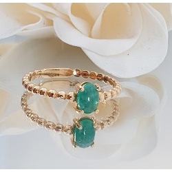 ANILLO ORO 18 KT. ESMERALDA CABUJON EN GARRAS