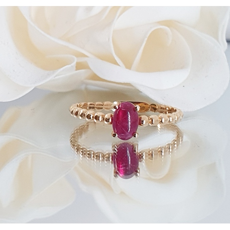 ANILLO ORO 18 KT. RUBÍ CABUJON EN GARRAS